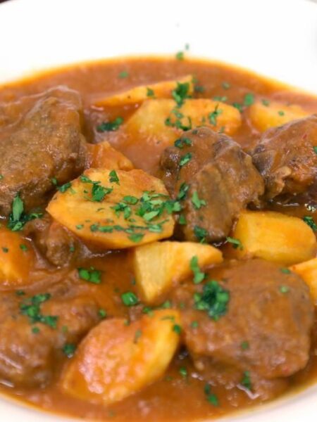 estofado de cordero con pimientos y patatas al estilo sukalki