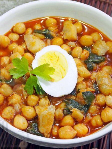 Potaje de acelgas a la andaluza con garbanzos y bacalao