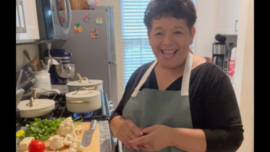 Coliflor Guisado con Chicharrones Fritos!