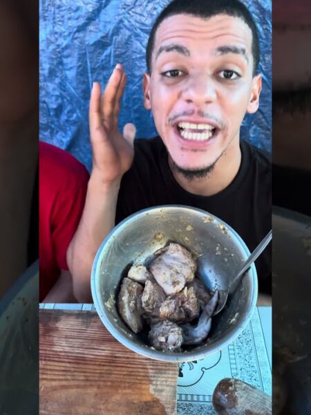 Cocinando morro de habichuela con pollo guisado y aguacate