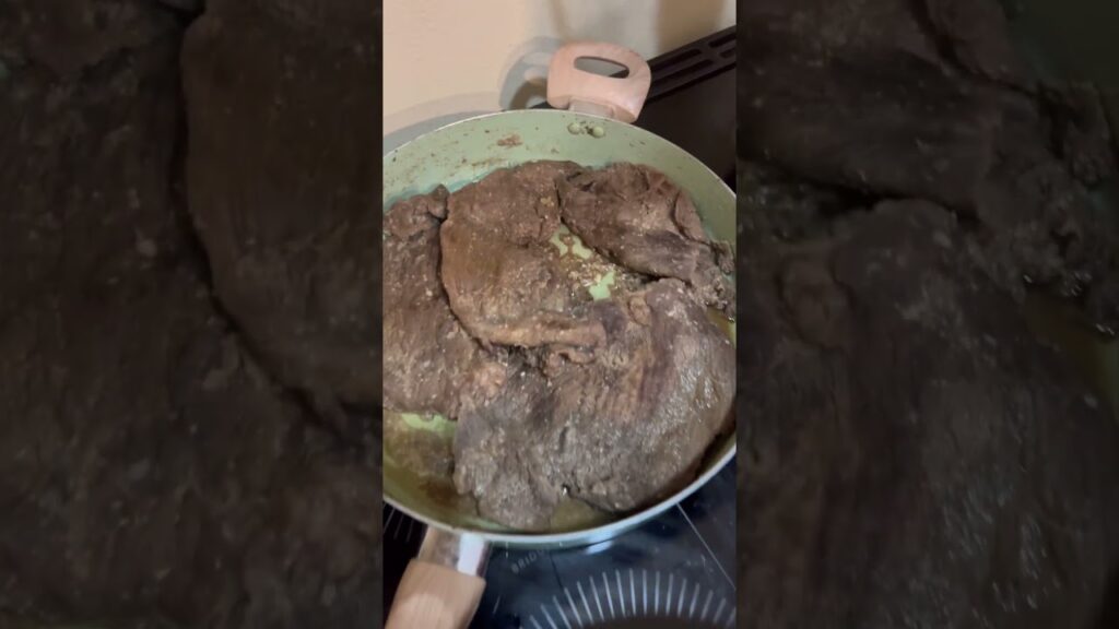 Arroz con frijoles y bistec de res latinoamericano