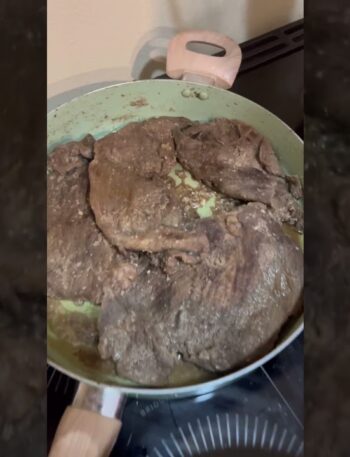 Arroz con frijoles y bistec de res latinoamericano