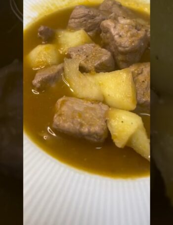 Carne guisada con patatas al estilo casero
