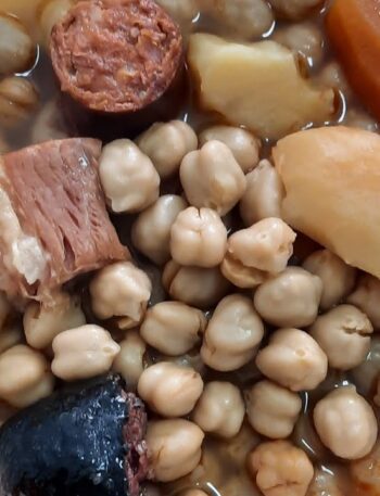 Potaje de garbanzos con compango asturiano: un clásico delicioso y reconfortante