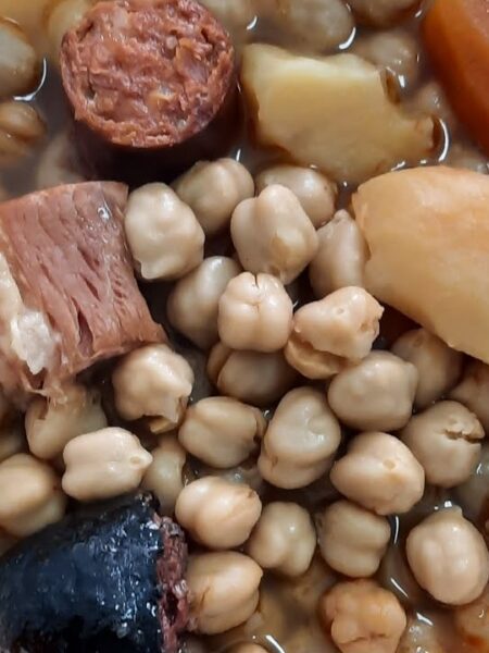 Potaje de garbanzos con compango asturiano: un clásico delicioso y reconfortante