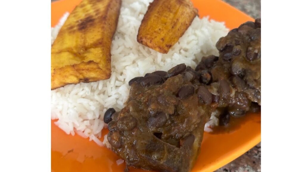 Estofado de res con frijol negro en olla de barro