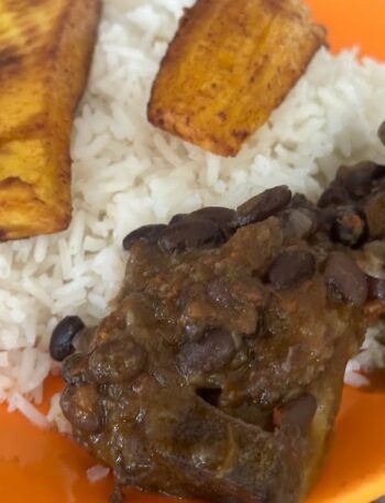 Estofado de res con frijol negro en olla de barro