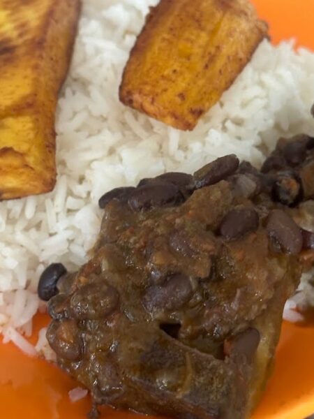 Estofado de res con frijol negro en olla de barro