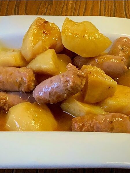 Guiso de patatas con salchichas | Cocina casera