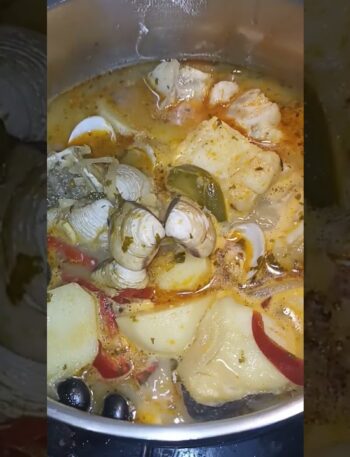 Guisado de pescado marinero: bacalao con almejas y papas