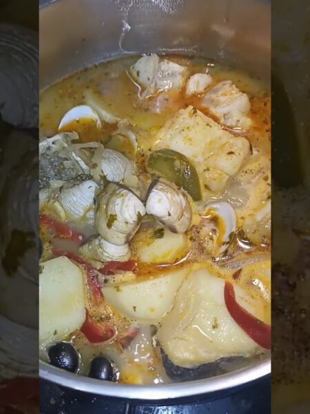 Guisado de pescado marinero: bacalao con almejas y papas