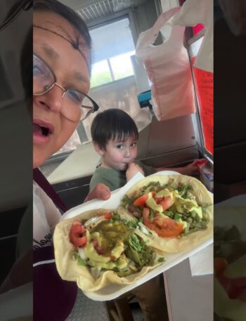 Lían comiendo taco de pollo?