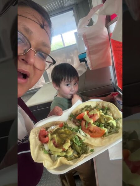 Lían comiendo taco de pollo?