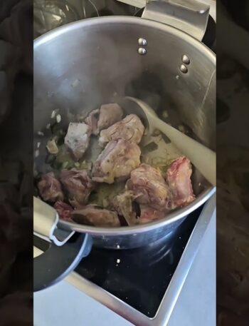 Patatas guisadas con costillas de cerdo| Fáciles y caseras