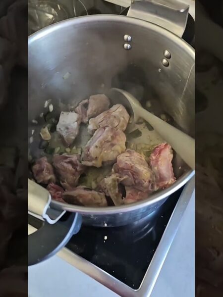 Patatas guisadas con costillas de cerdo| Fáciles y caseras