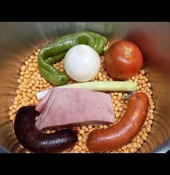 Potaje de garbanzos con su pringá