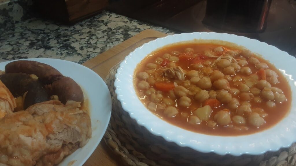 Potaje de garbanzos casero con pringá al estilo abuela