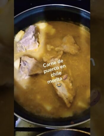Guisado de puerco en chile morita, receta casera mexicana