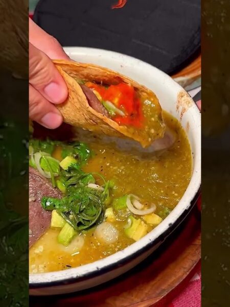 Tacos de lengua guisada a la mexicana