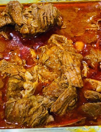 Trozos de carne en chile rojo/ carne guisada/ carne para tacos