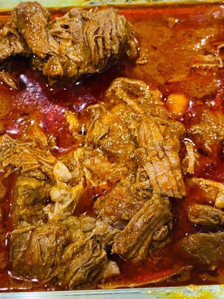 Trozos de carne en chile rojo/ carne guisada/ carne para tacos