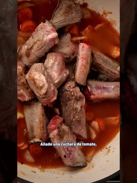 Costillas con patatas y setas en guiso casero: ¡un plato delicioso para compartir!