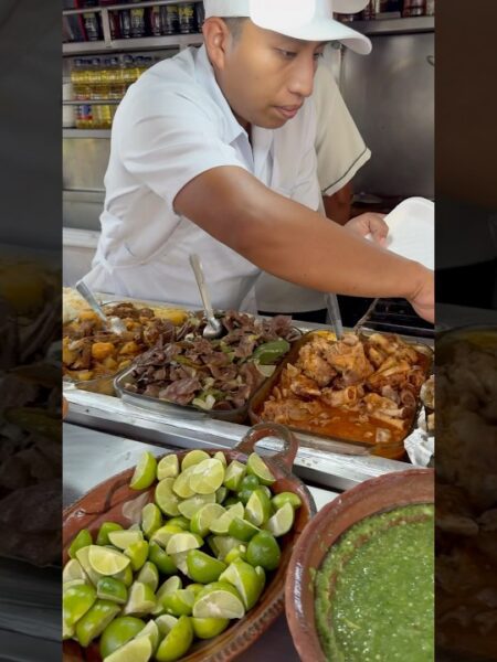 Ricos tacos de guisado, afuera del metrobús #Tacos #Guisados #foodie #viralshort #parati