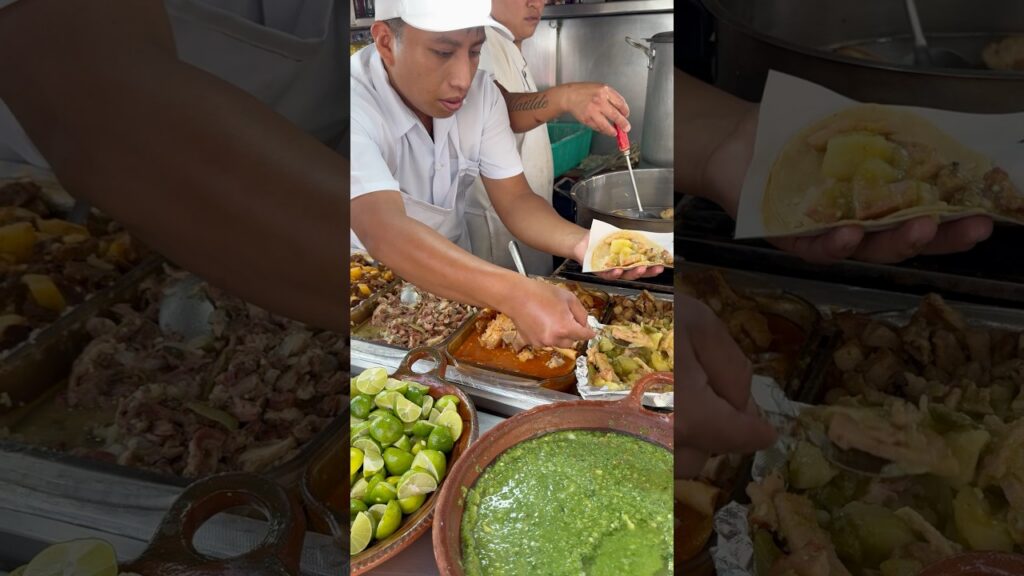 Tacos guisados caseros a pie de banqueta￼ #tacos #guisados #caseros #foodie #viral #parati