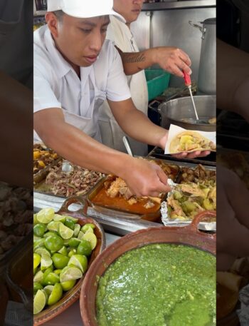 Tacos guisados caseros a pie de banqueta￼ #tacos #guisados #caseros #foodie #viral #parati