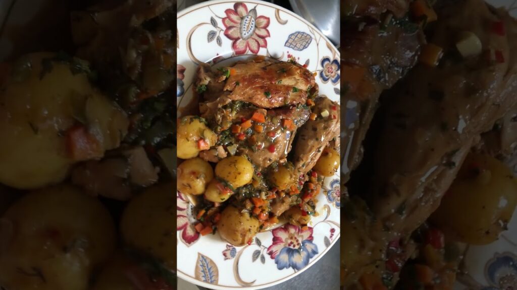 Pollo guisado con hierbas aromáticas