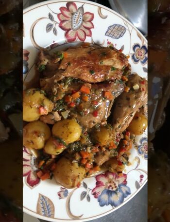 Pollo guisado con hierbas aromáticas