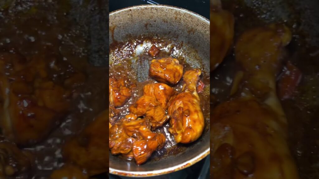 Pollo Guisado con Arroz y Gandules en Salsa de Coco: un plato sabroso y lleno de sabor que te lleva al Caribe. Prepara este delicioso guiso en menos de una hora y disfruta de sus 4-6 porciones. ¡Por qué no intentar la receta completa hoy mismo?