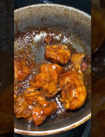 Pollo Guisado con Arroz y Gandules en Salsa de Coco: un plato sabroso y lleno de sabor que te lleva al Caribe. Prepara este delicioso guiso en menos de una hora y disfruta de sus 4-6 porciones. ¡Por qué no intentar la receta completa hoy mismo?