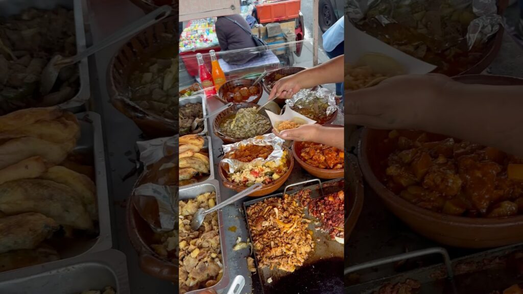 Tacos de guisado afuera del metro Salto del agua #Tacos #Guisado #foodie #viral #parati