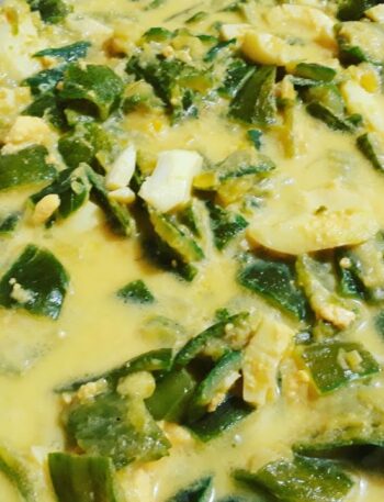 Deliciosos pepinos guisados con huevo cocido y leche