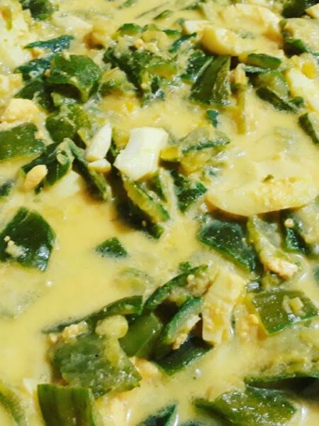 Deliciosos pepinos guisados con huevo cocido y leche