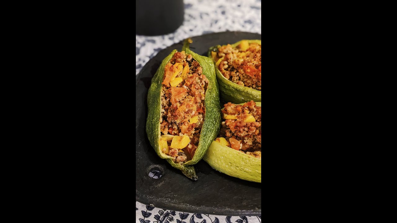 Ensalada de pepino relleno, un guisado vegetariano fresco y delicioso