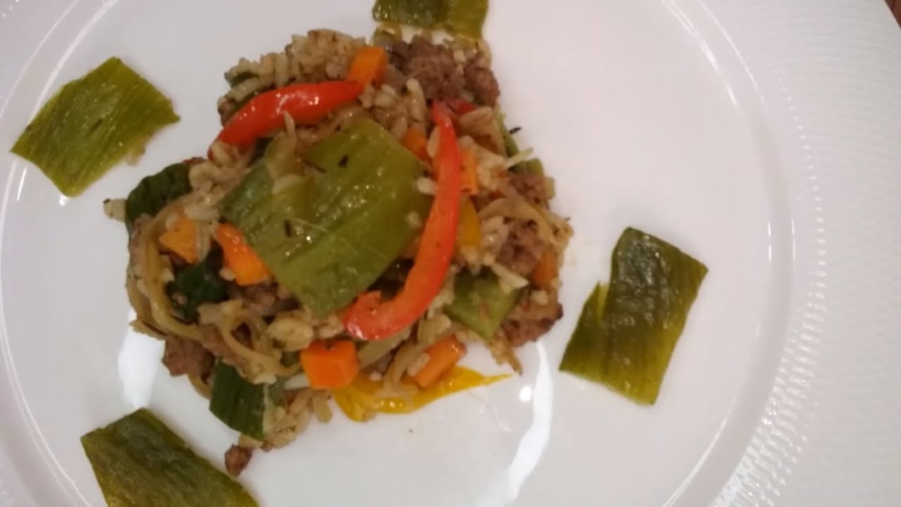 Pepino relleno vegetariano con guiso de rúcula