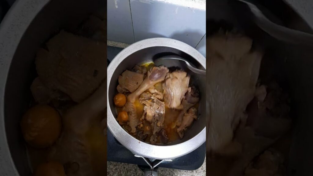 guiso de gallina criolla  arroz blanco y ensaladita de pepino y sanaoria