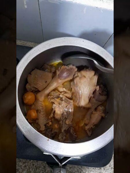 guiso de gallina criolla  arroz blanco y ensaladita de pepino y sanaoria