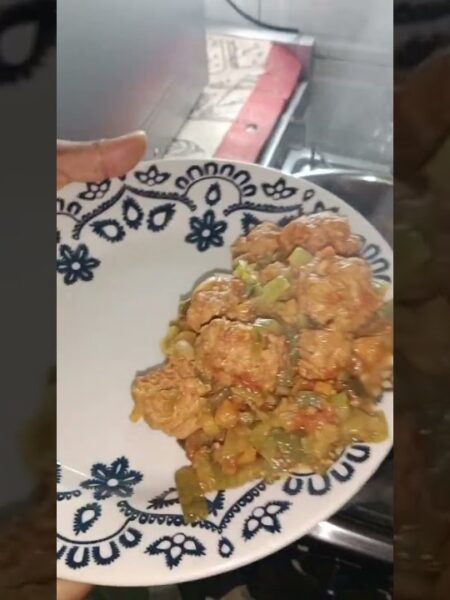 ricos pepinos de Guiso con albondiguitas de cerdo
