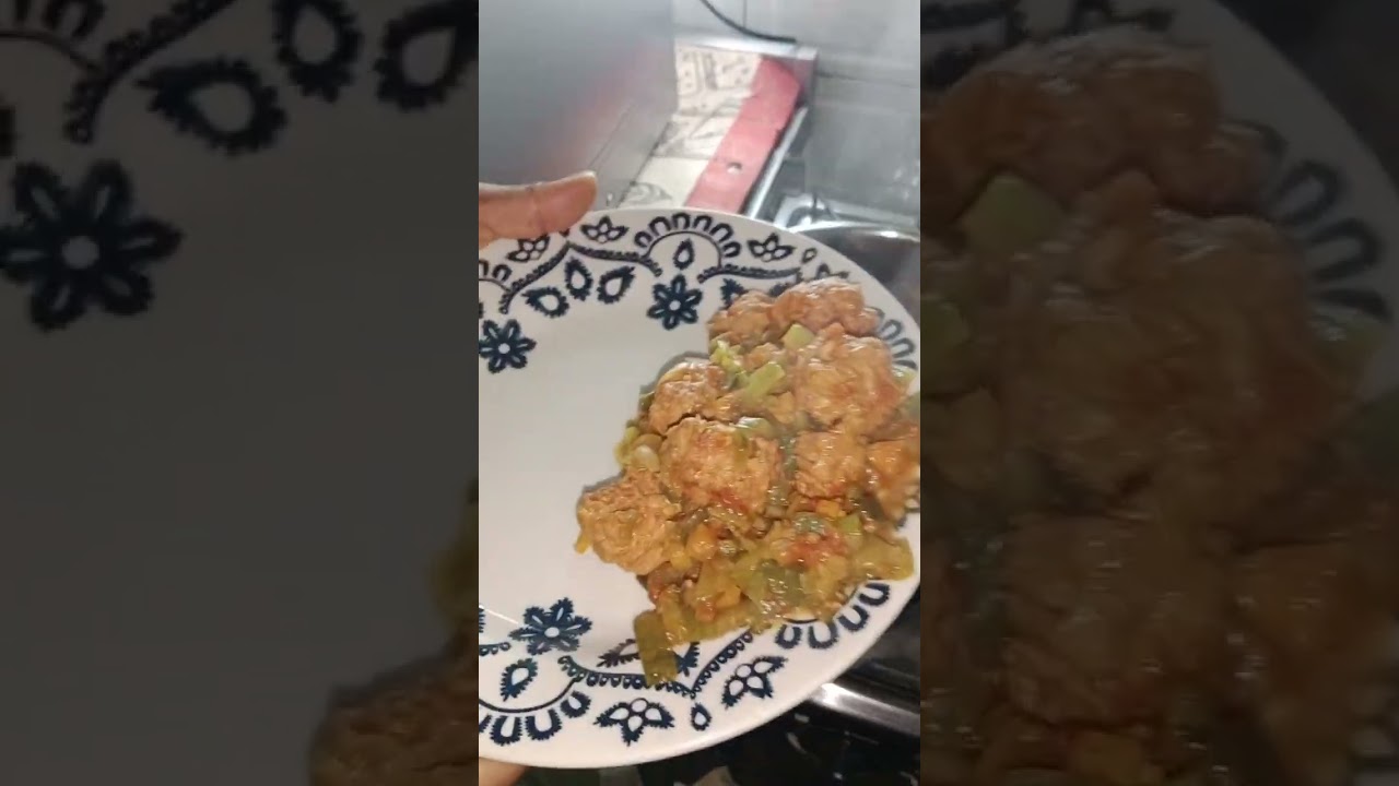 Albóndigas de cerdo rellenas de pepino