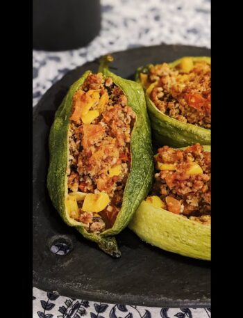Ensalada de pepino relleno, un guisado vegetariano fresco y delicioso