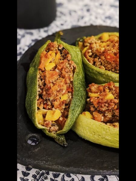 Ensalada de pepino relleno, un guisado vegetariano fresco y delicioso