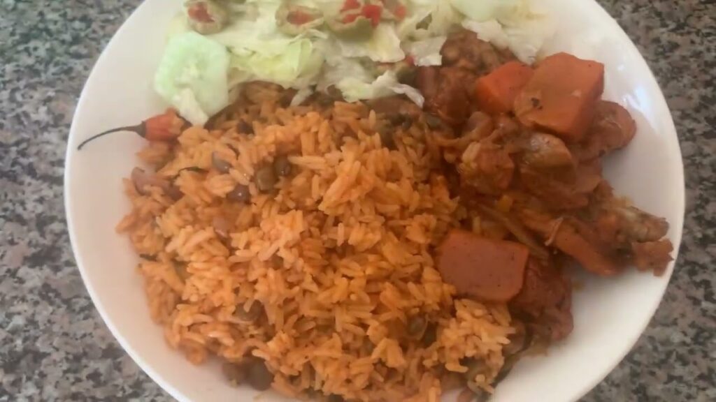 Moro de guandules con guiso de pollo ensalada de lechuga pepino