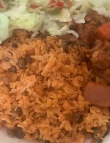 Guisado de pollo y guandules con ensalada fresca de lechuga y pepino 3 Moro de guandules con guiso de pollo ensalada de lechuga pepino
