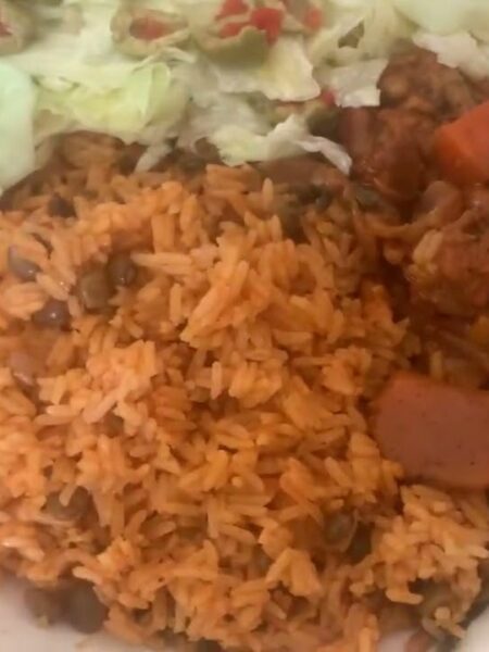 Moro de guandules con guiso de pollo ensalada de lechuga pepino