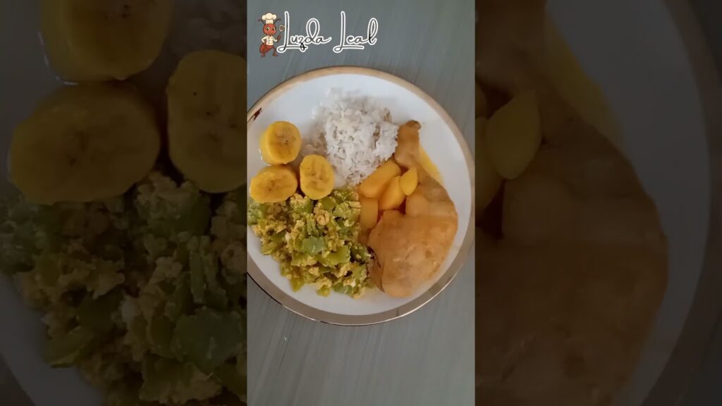 Pollo sudado, arroz, maduro cocido y guiso de pepino