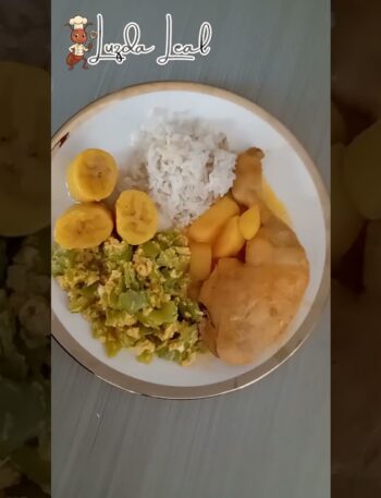 Pollo sudado, arroz, maduro cocido y guiso de pepino