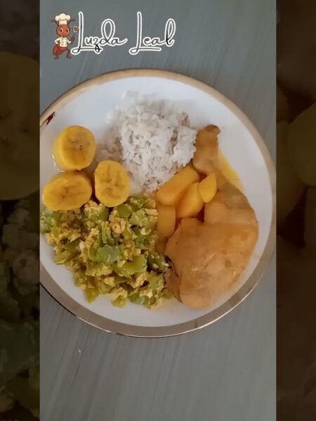 Pollo sudado, arroz, maduro cocido y guiso de pepino